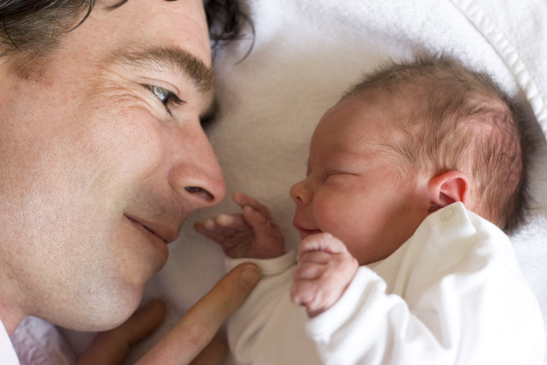 La naissance du partenaire donne à son père l'occasion d'être avec son enfant dès les premières secondes de sa vie.