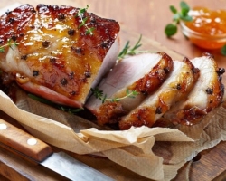 Bagaimana cara memasak ham babi dalam glasir oranye?