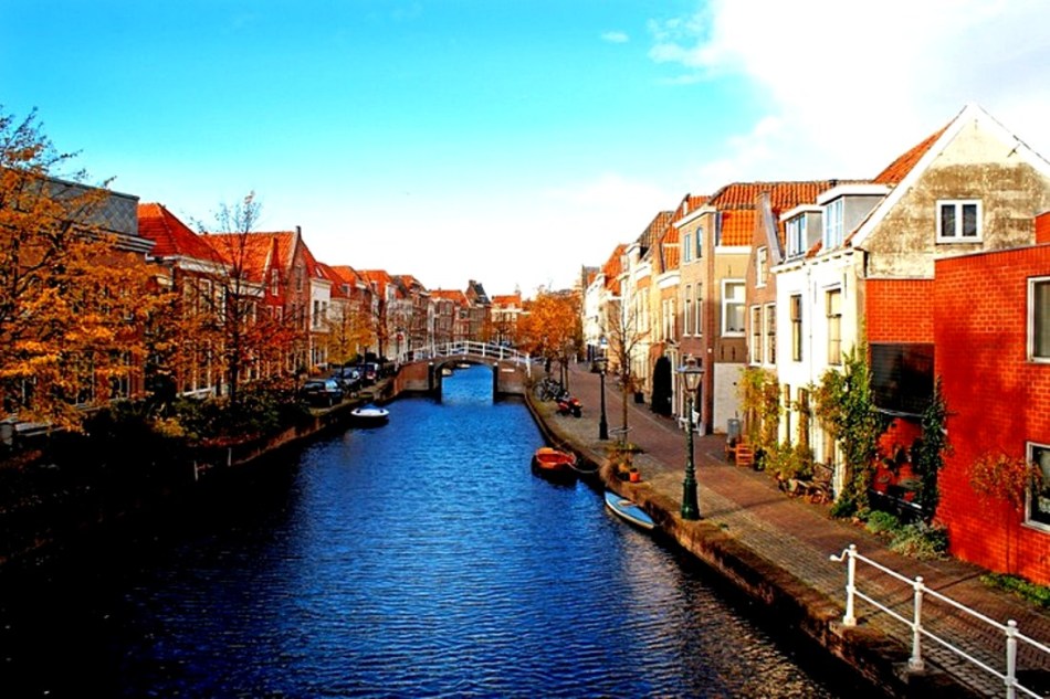 Canal à Leiden