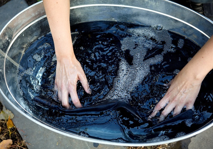 Dopo la pittura in polvere, sciacqua a fondo la giacca