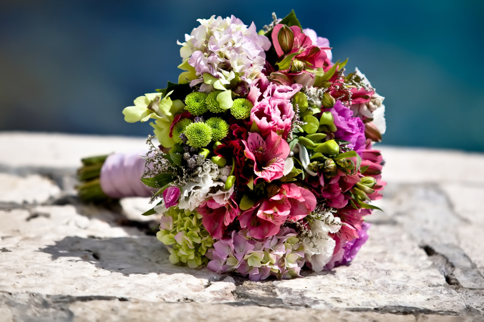 Choose the color of the wedding bouquet