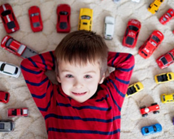 Quels jeux jouer à un enfant avec des voitures: description des jeux