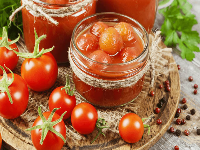 Tomates dans leur propre jus pour l'hiver: 2 meilleures étapes-partenaire avec des ingrédients détaillés