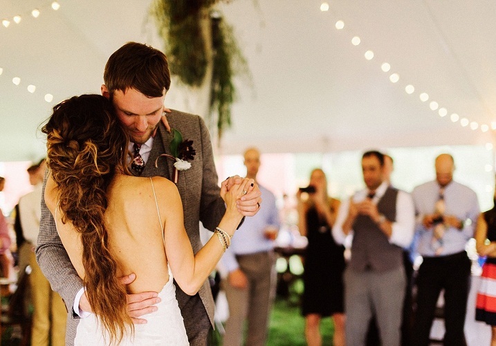 Poročni ples bi moral prenesti vso nežnost vaših občutkov