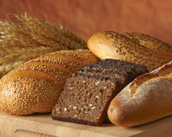 Črno -beli kruh: vsebnost kalorij na 100 gramov, v kosu. Koliko kalorij je v črni, beli, rž, sivi, otrobi, posušeni, borodino, žitu, doma, polnozrnatem kruhu v 100 g, v kosu? Koliko kalorij je v ocvrtem belem in črnem kruhu, z maslom?