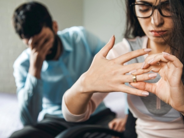 Penyesalan wanita yang bercerai: Alasan dan contoh utama dari kehidupan wanita yang bercerai