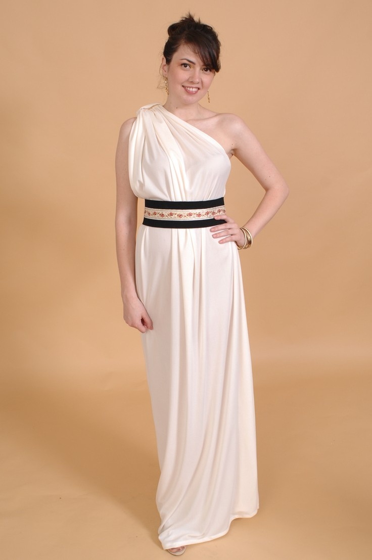 Une robe simple dans un style grec peut être fait avec une sangle sur une épaule