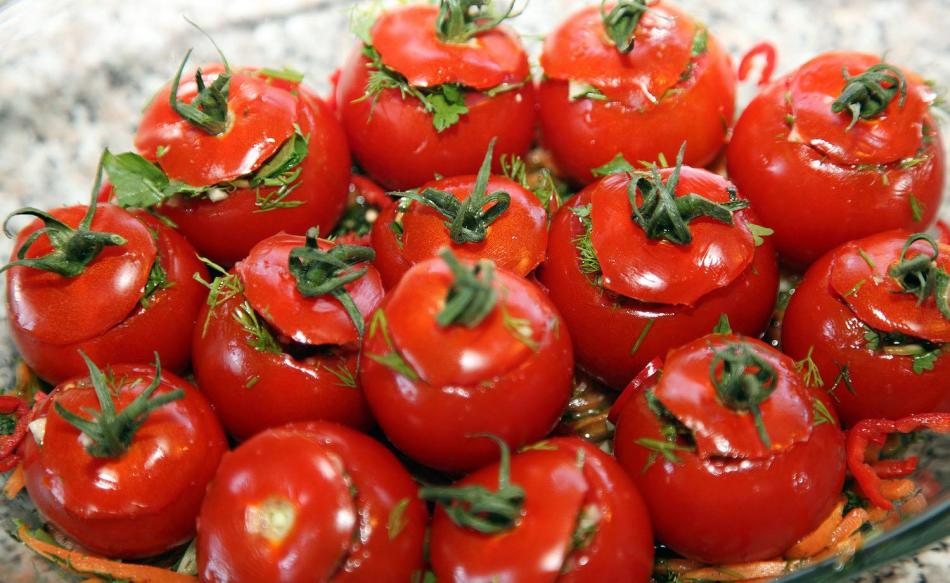 Tomates à petite égard en arménien