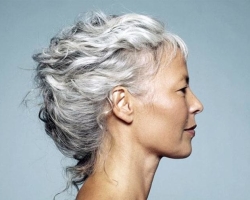 Comment et quoi peindre sur les cheveux gris sur les cheveux blonds à la maison: conseils et recommandations, recettes folkloriques