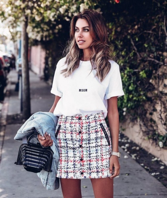 A white T -shirt can be well combined with a checkered skirt