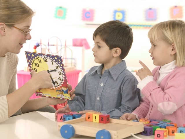 Wie kann man einem Kind beibringen, die Zeit mit Pfeilen zu bestimmen? Wie kann man dem Kind die Jahreszeiten erklären?