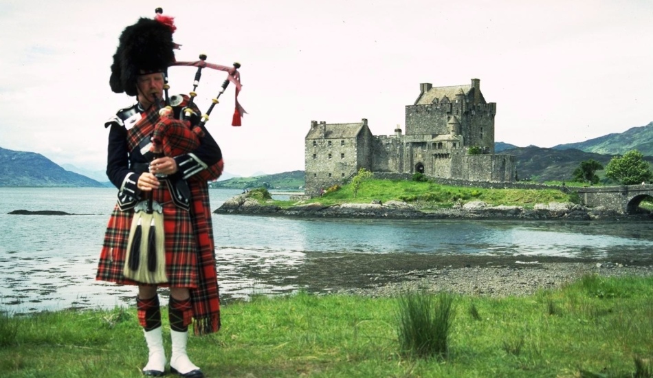 Житель шотландии в традиционном костюме