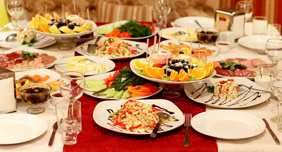 Mesa de amor con comida en un sueño