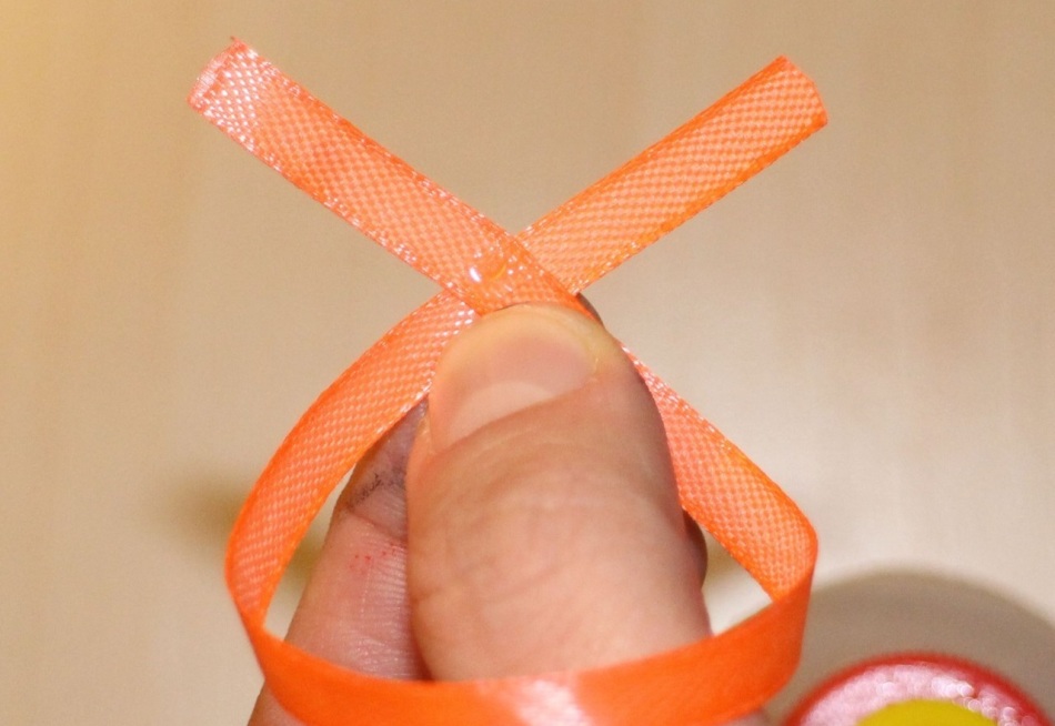 Application of glue to a ribbon for decoupage of a ball