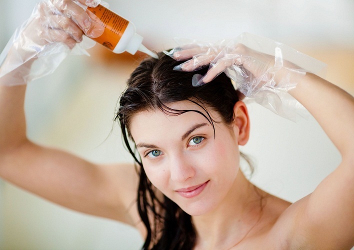 Les cheveux doivent être un peu sales avant de peindre