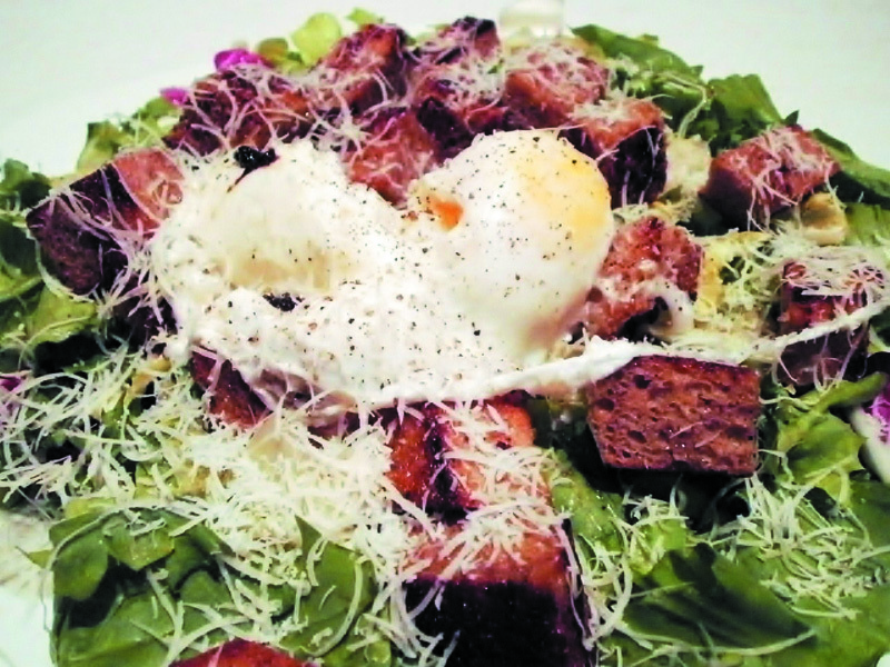 Salade légère avec des œufs pashot - Treat gastronomique