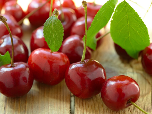 Drying cherries for the winter with a bone and without a bone. How to dry cherries and leaves in an electric dryer, oven, microwave, in the sun, in the air group?