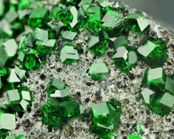 Stone Emerald - Properti Magical: Siapa yang cocok?