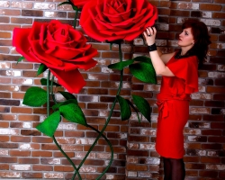 Как сделать красивую розу и бутон розы из гофрированной бумаги с конфетами и без конфет своими руками: пошаговая инструкция, шаблон и размеры лепестков, листьев. Как сделать букет из роз, бутонов роз из гофрированной бумаги, корзину с розами?
