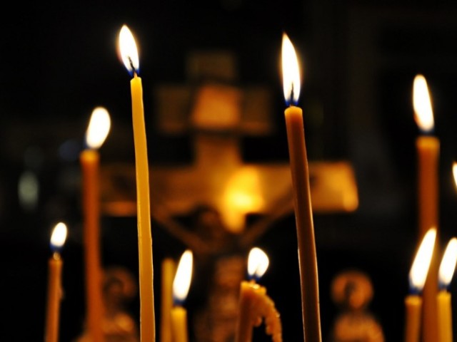 Είναι δυνατόν να αναδιατάξετε τα κεριά στην εκκλησία;