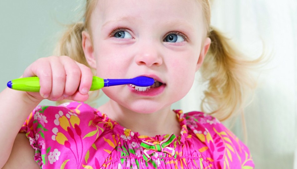 A caries megjelenésének elkerülése érdekében a gyermeknek rendszeresen meg kell mosnia a fogait