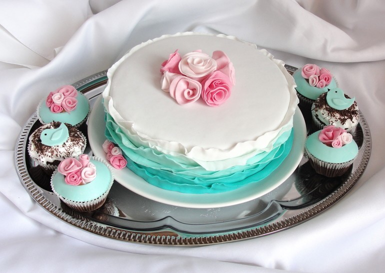 Cake with mastic with food dye