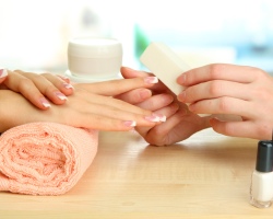 Les ongles sont allongés sous le vernis à gel, après le vernis à gel: raisons, que faire? Qu'est-ce qui convient à la superposition des ongles, comment appliquer un revêtement?