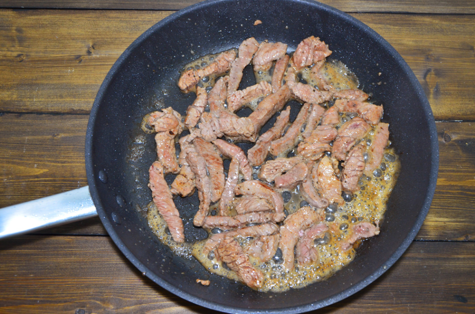 Daging harus digoreng sebelum penampilan kerak emas