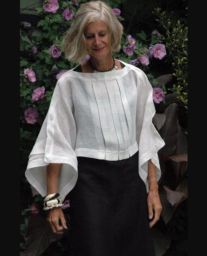 Белая блузка на женщине в 50+ лет: образы 2023