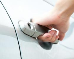Cara membuka pintu mobil tanpa kunci, jika tombol dibiarkan di dalam: metode yang mungkin, tips, tindakan pencegahan. Apa yang harus dilakukan jika mobil awal ditutup dari dalam? Siapa yang bisa dipanggil untuk menyelamatkan ketika mobil dengan kunci ditutup?