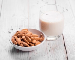 Mleko za mandlje: koristi in škoda, vsebnost kalorij na 100 gramov. Kalorična vsebnost kave, kakava, tekme, žit in drugih jedi na osnovi mandljevega mleka. Kako kuhati mandljevo mleko doma: preprost recept