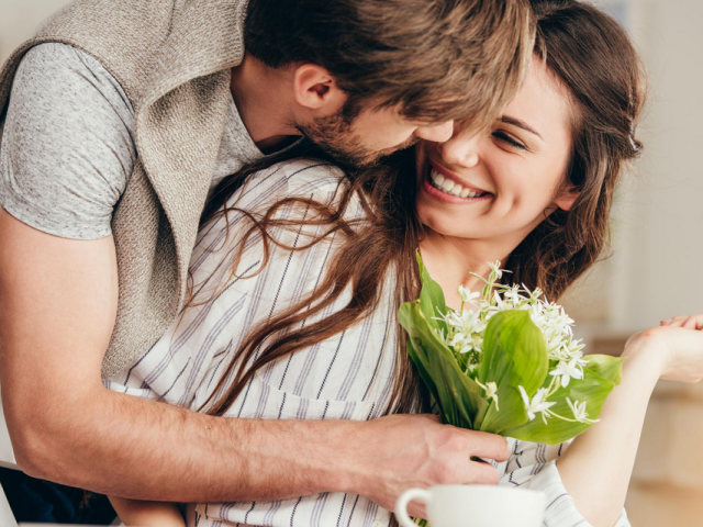 What does it mean when a man hugs you tightly: the types of men's hugs, additional actions