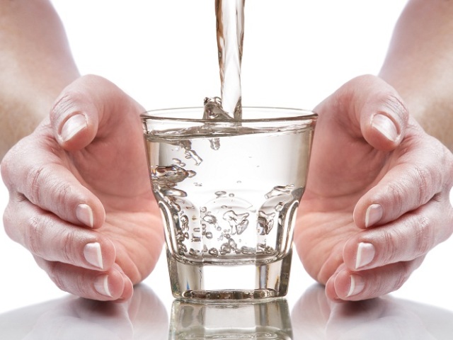 Kakšna je vrednost človeškega telesa do navadne vode in kakšna voda je najbolj uporabna? Koliko potrebujete in kako piti vodo za zdravje in hujšanje? Kaj se bo zgodilo v telesu, če pijete veliko in zelo malo vode na dan?