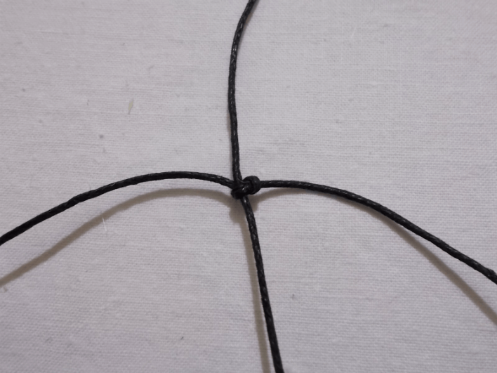 Вот таким получается узел для мужского браслета шамбала