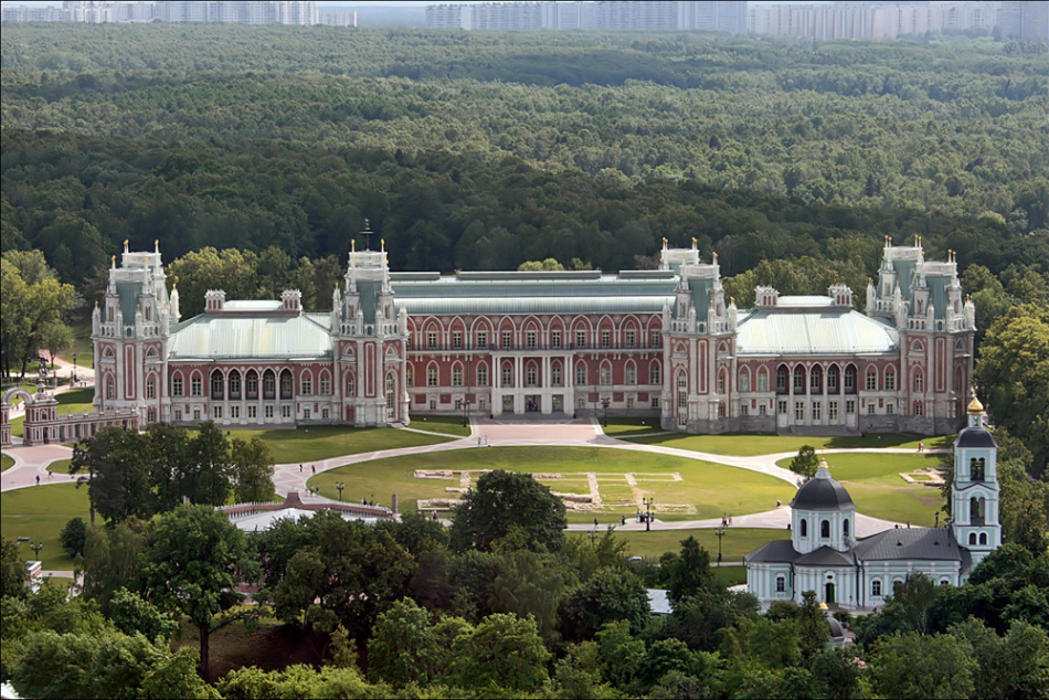 Ni presenetljivo, zakaj palača in ansambel Tsaritsyno v Moskvi privlači veliko turistov - res je veličastno