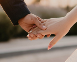 The man imperceptibly touches the woman's hand during conversation, by chance touching his hand: what does this mean in the language of gestures?