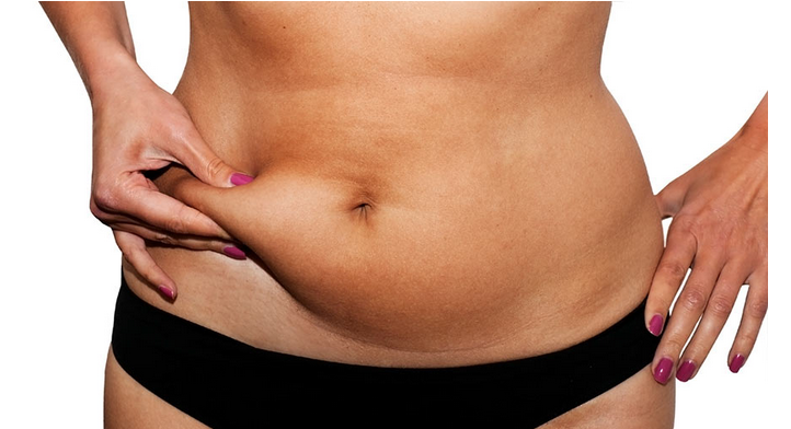Prebytočný tuk sa z rôznych dôvodov objavuje na žalúdku a na bokoch