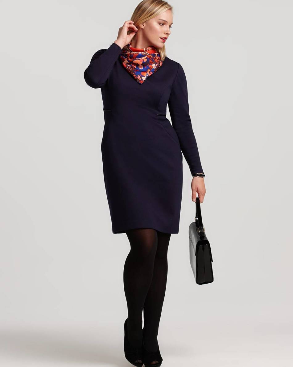 The sheath dress can also be supplemented with a scarf