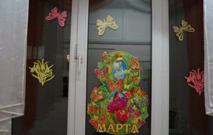 تزئین پنجره ها با پروانه ها و پرندگان کاغذ تا 8 مارس با دستان خود: ایده های جالب ، عکس ها