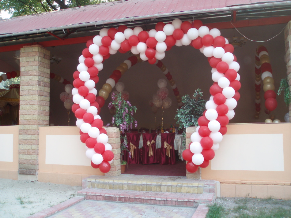 Decor with garlands from the Magic Military Balloons for the Day of Lovers, example 1