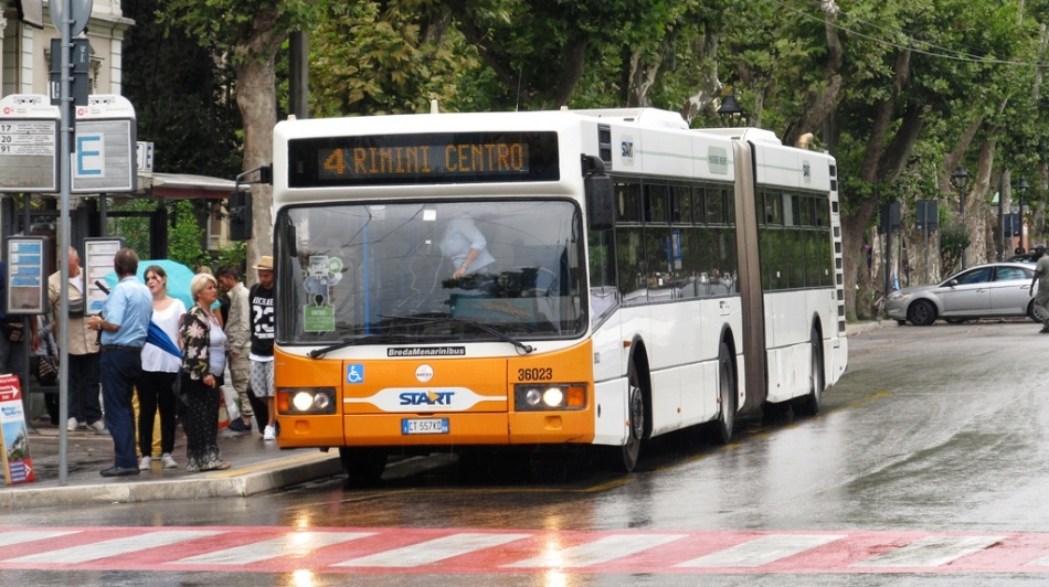 Bus sur la rue Rimini, Italie