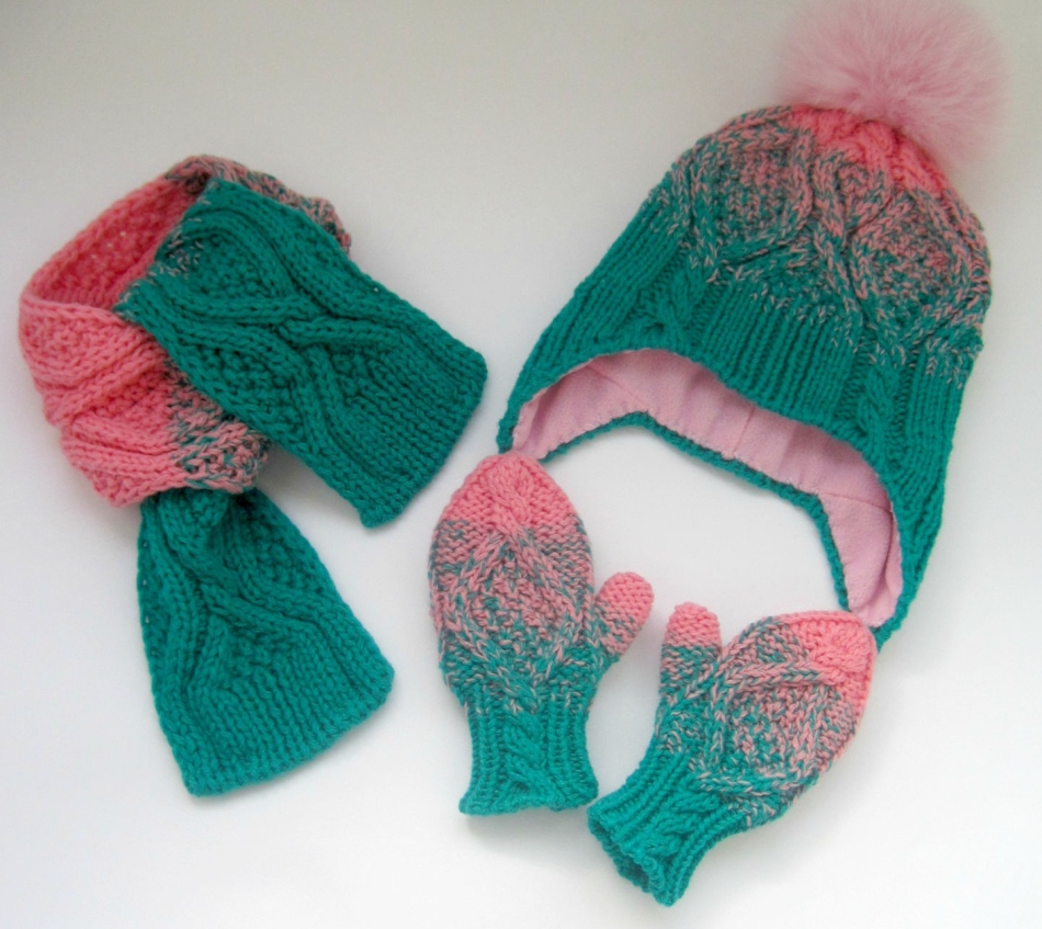 Вязаный спицами комплект для ребенка - шапка, шарф, варежки, пример 8