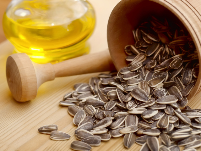 How to delightly fry the sunflower seeds in a pan, in a microwave, oven, with salt, in sunflower oil, black and purified houses: the best recipes. How many minutes to fry the sunflower seeds in a pan? Is it necessary and how to wash the seeds of sunflower before frying?