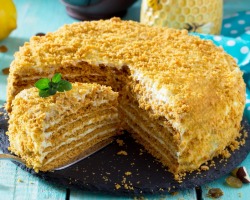 Crème pour un gâteau de biscuit, une gelée de crème sure et de crème: étape-par étape des recettes