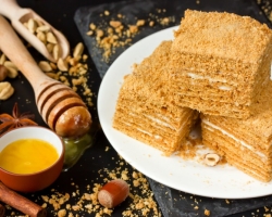 Gâteaux de miel pour le gâteau: 7 recettes les plus délicieuses, conseils sains