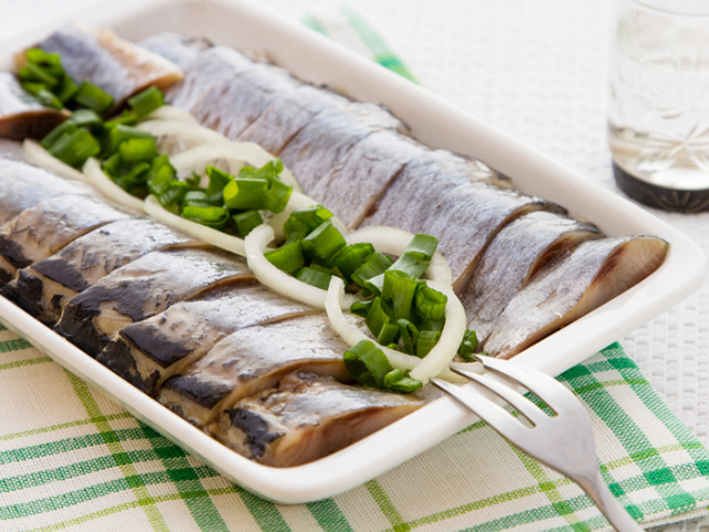 How to properly and quickly cut a herring on a fillet from bones and skin? How is it easy to clean the herring from bones and skin on a salad, fur coat, cut? Cutting fresh and salty fish and herring on fillet step by step with photo and video