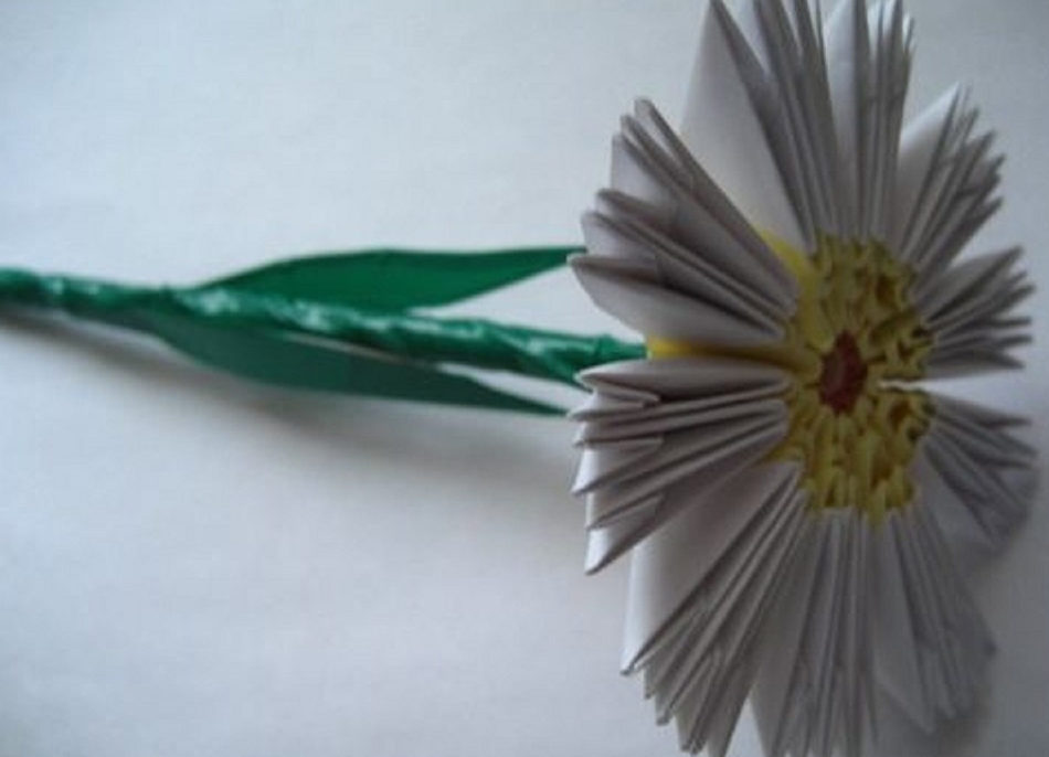 Chamomile with a stem made in the technique of origami