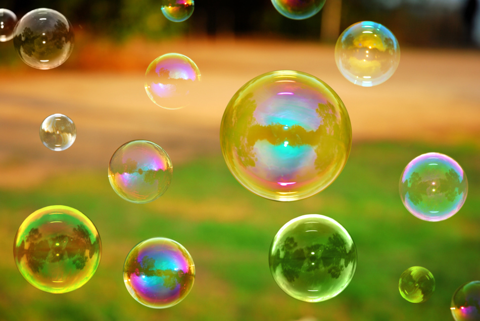 Разноцветные большие мыльные пузыри из раствора домашнего производства