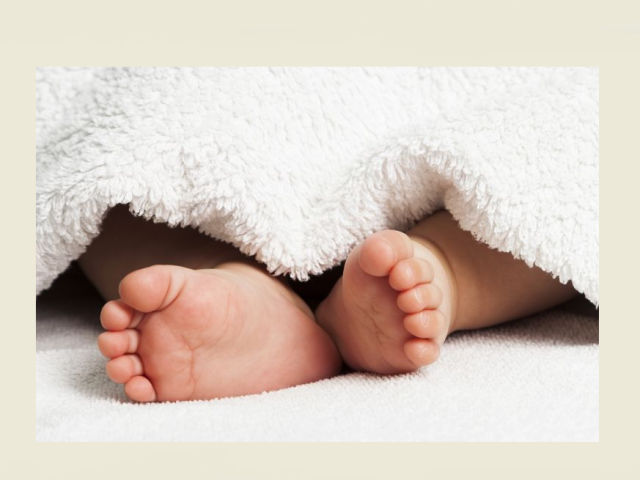 Otrok ima na nogah luščeno kožo: razloge, kaj storiti?