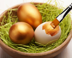 როგორ ლამაზად დავხატოთ კვერცხები აღდგომისას ხახვზე, ხელსახოცებში ქსოვილში? სააღდგომო კვერცხების პიროვნება სახლში: სქემები, ნახატები